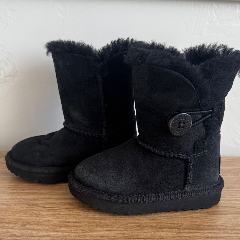 UGG Black Baby Infant Cozy Shearling Boots Casual Winter Booties Size 6